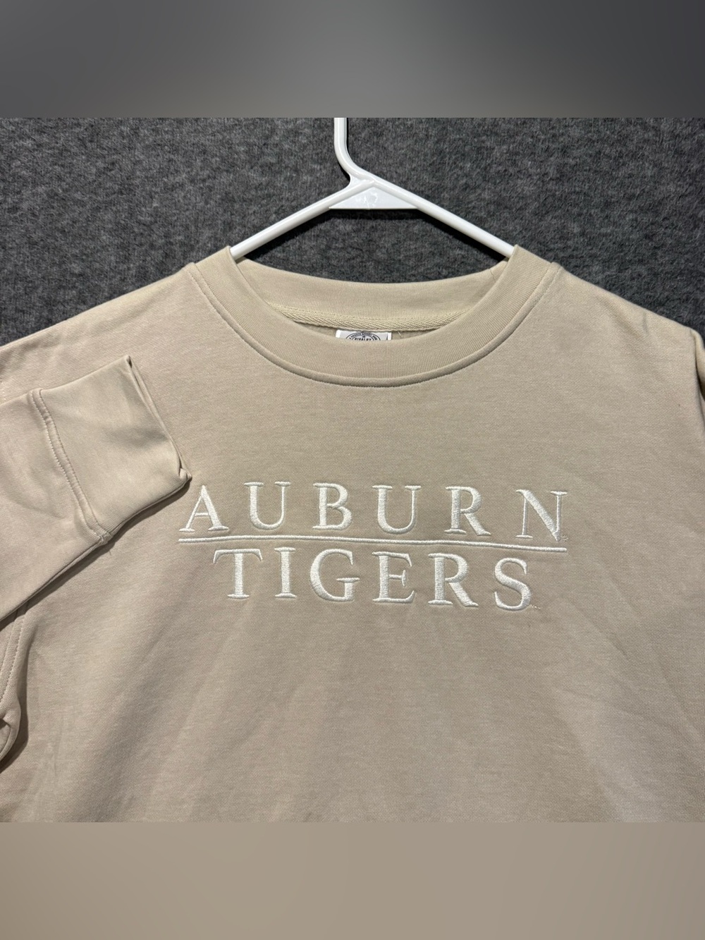 Auburn Tigers Crewneck Sweatshirt Mens S 34/36 Tan Cream Embroidered Soft NEW